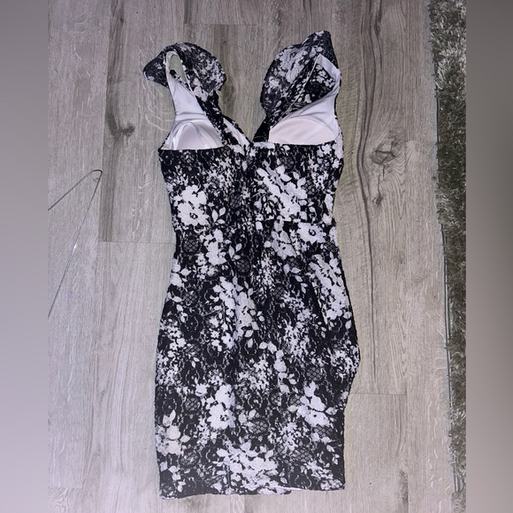 NWOT Size 2 GUESS DRESS - Picture 3 of 4